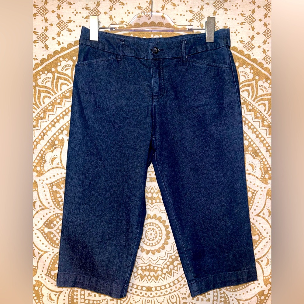 LADIES “ST JOHN’S BAY” DARK WASHED BLUE CAPRI JEANS, SIZE 6 PETITE